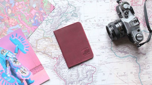Porta Pasaporte Vino tinto